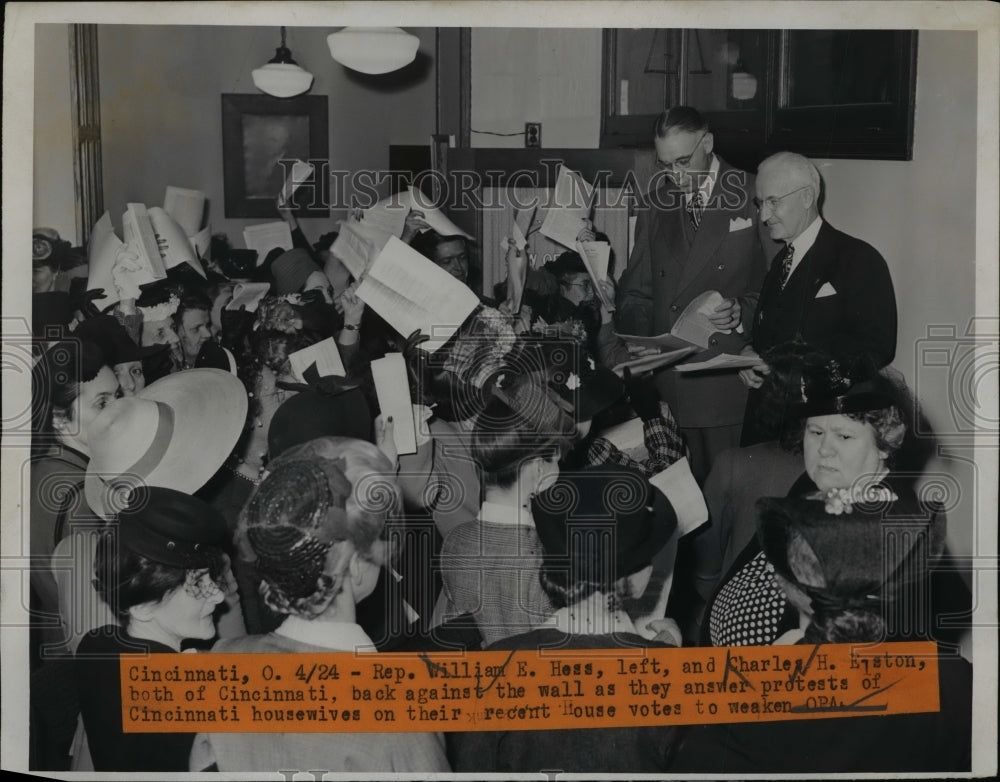 1946 Press Photo William E Hess &amp; Charles H Eiston Against Wall - nef40172