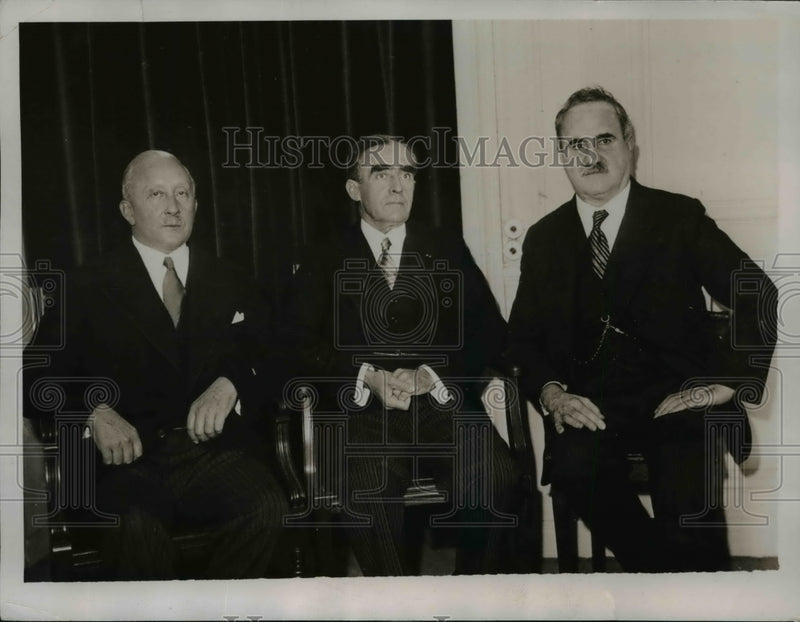 Load image into Gallery viewer, 1935 Press Photo Ernest J.Swift, Admiral Cary T.Grayson and Max Hubert
