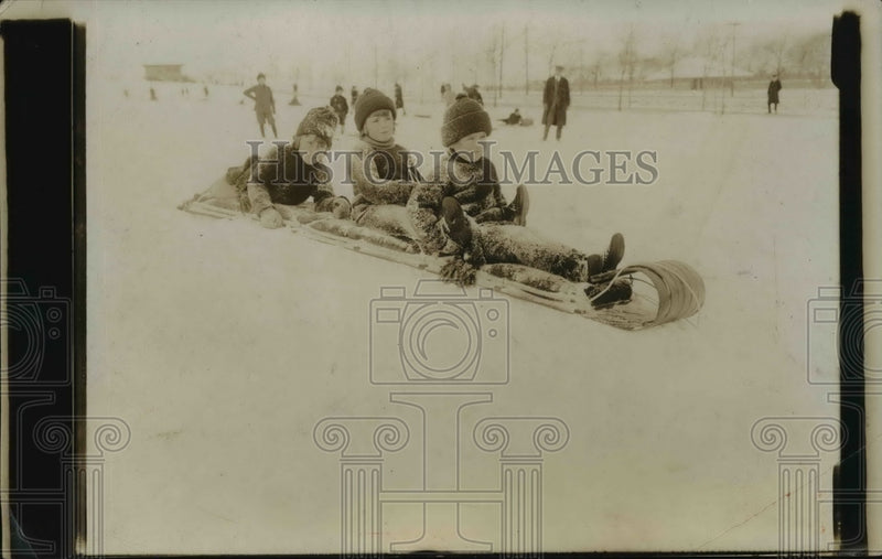 Load image into Gallery viewer, 1924 Press Photo Children on Toboggan Sled - nef40228
