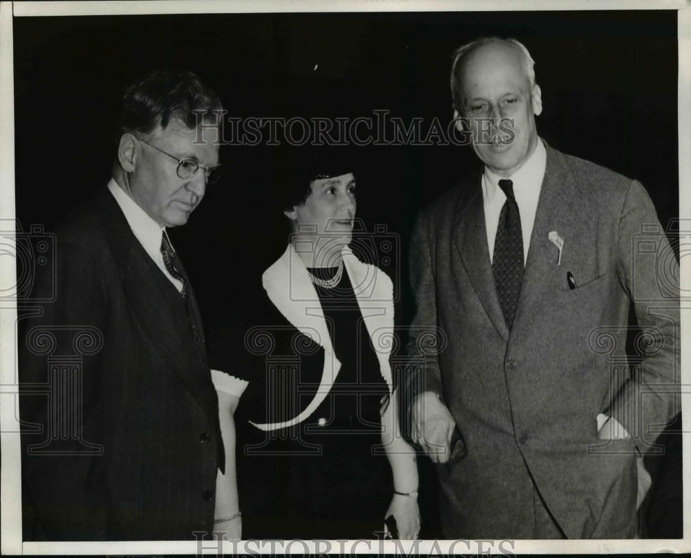 1941 Press Photo John T.Flynn with Mrs.Robert Taft and Norman Thomas - nef40242