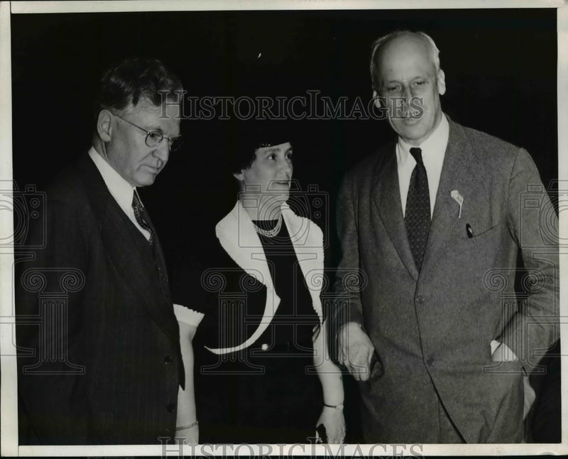 Load image into Gallery viewer, 1941 Press Photo John T.Flynn with Mrs.Robert Taft and Norman Thomas - nef40242
