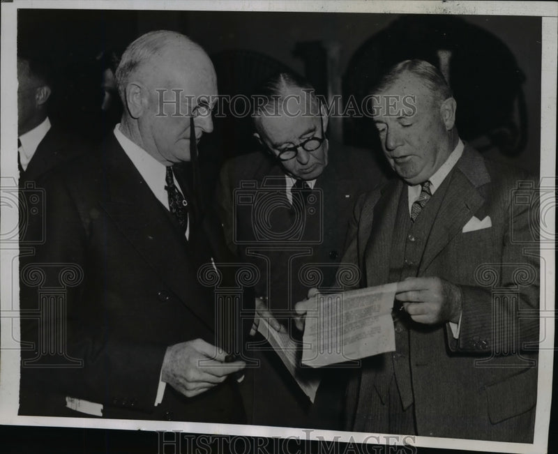 Load image into Gallery viewer, 1935 Press Photo R.R. Creager wih Davis I.Reud and Walter Edge at GOP Meeting
