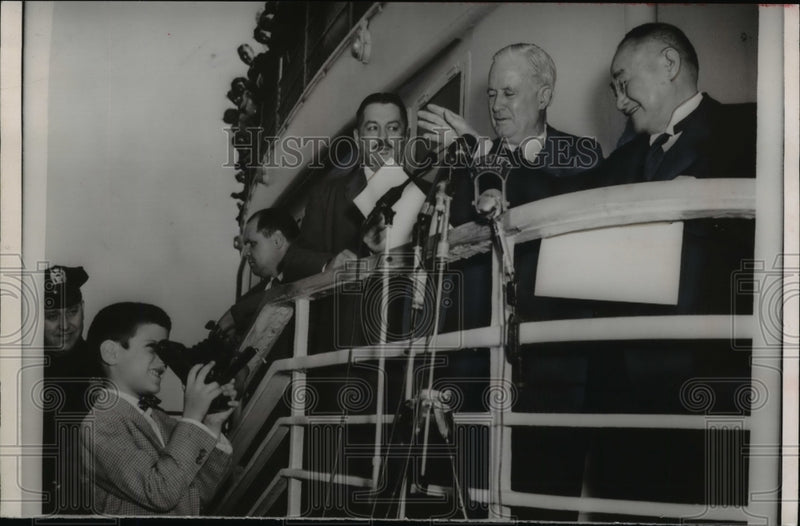 Load image into Gallery viewer, 1954 Press Photo Prime Minister Shigeru Yoshida and Richard C. Patterson Pose
