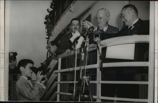 1954 Press Photo Prime Minister Shigeru Yoshida and Richard C. Patterson Pose