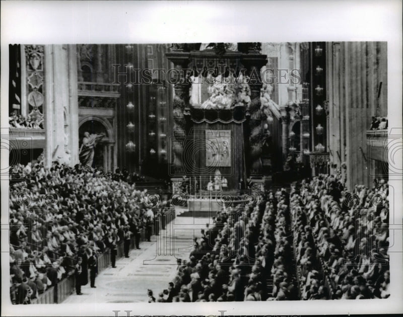 Load image into Gallery viewer, 1963 Press Photo Pope Paul VI during solemn gathering of Ecumenical Council
