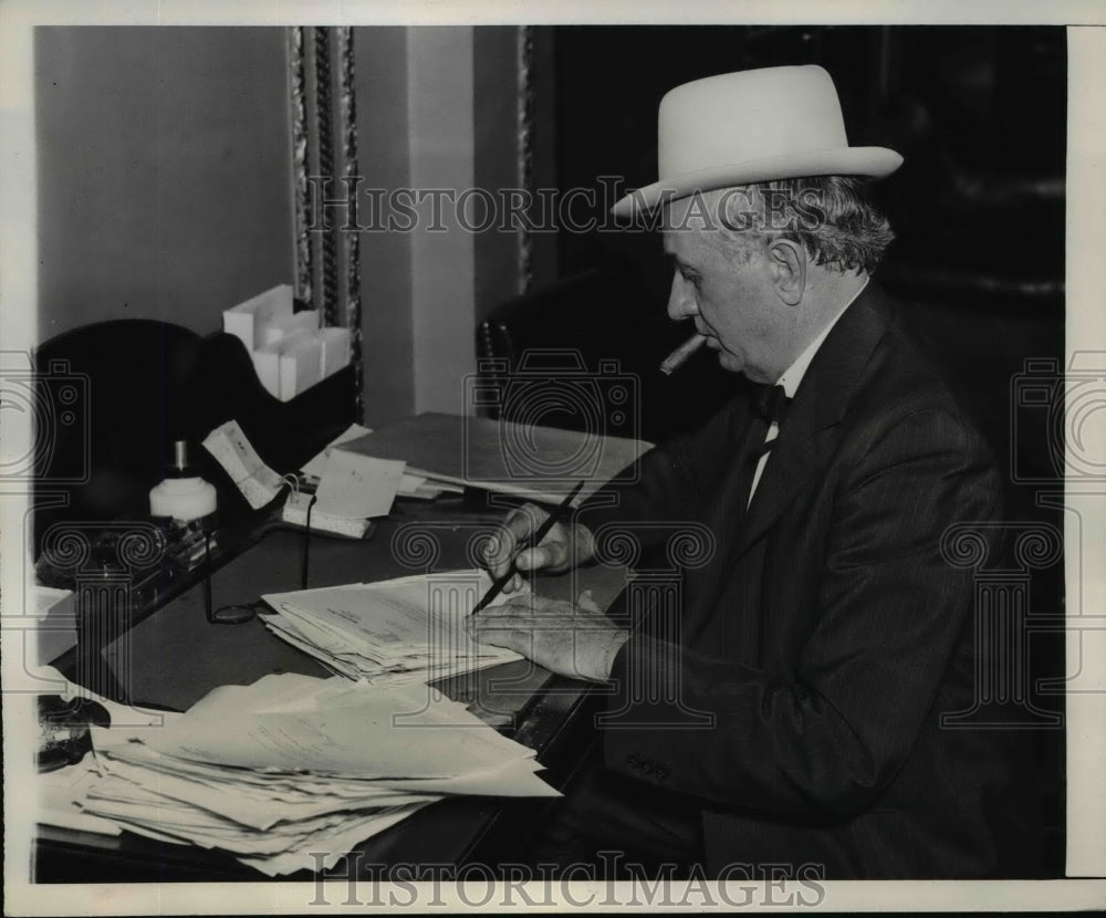 1939 Press Photo Senator Tom Connally Finishing Work Before Congress Adjourned