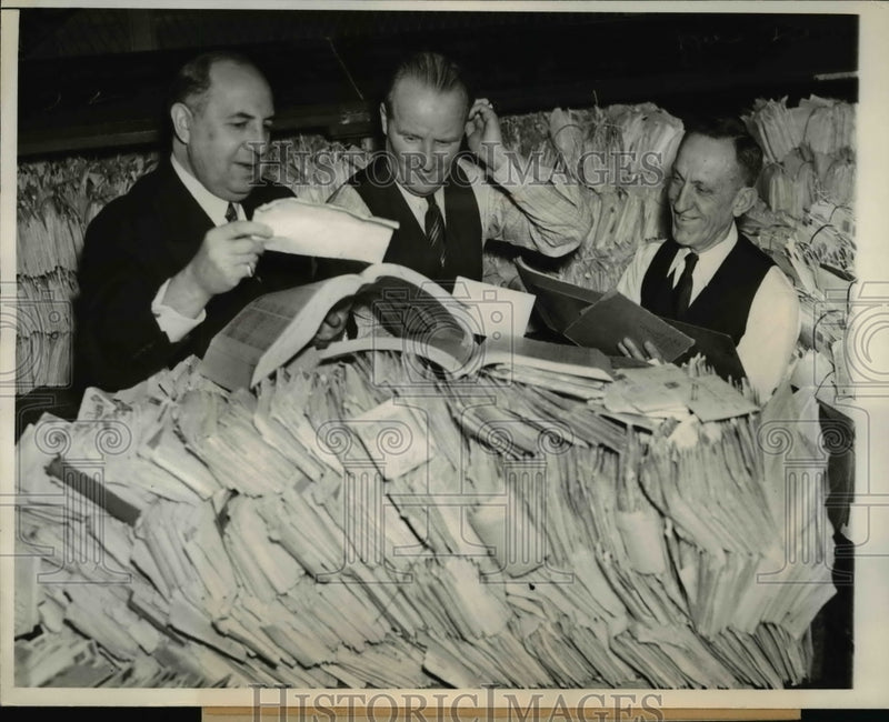 Load image into Gallery viewer, 1936 Press Photo Postmaster Albert Goldman of NY, Thomas Keyes &amp; I Duyer
