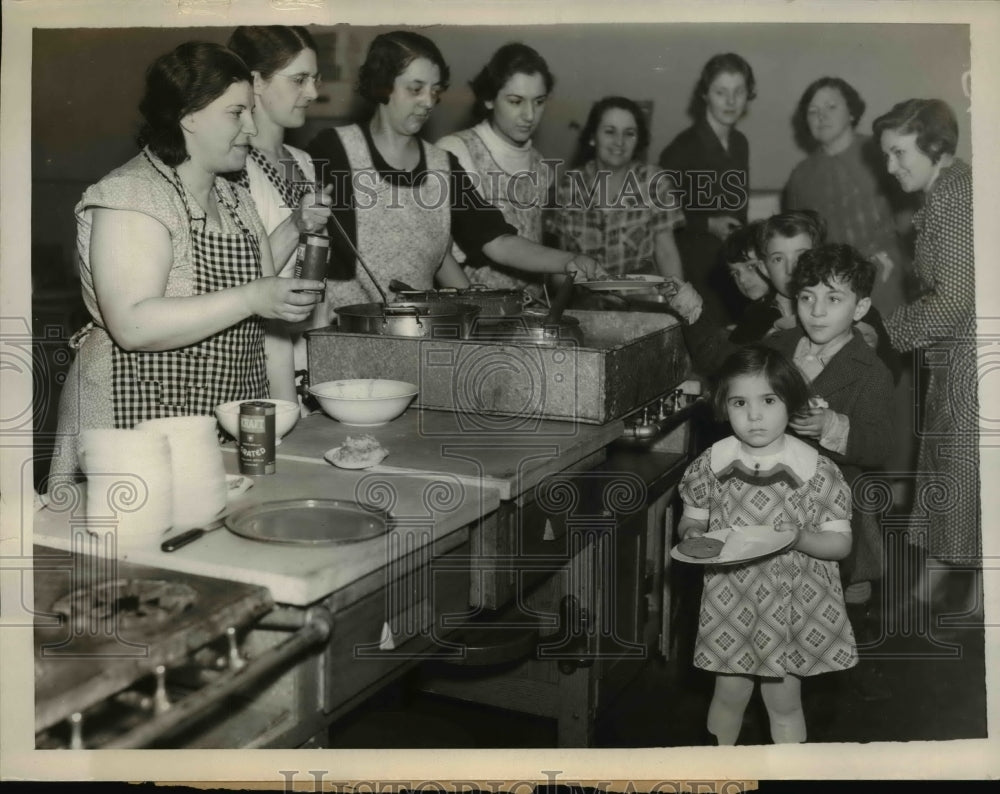 1936 Press Photo Flood Victims Fed by Volunteers at Christopher Columbus School