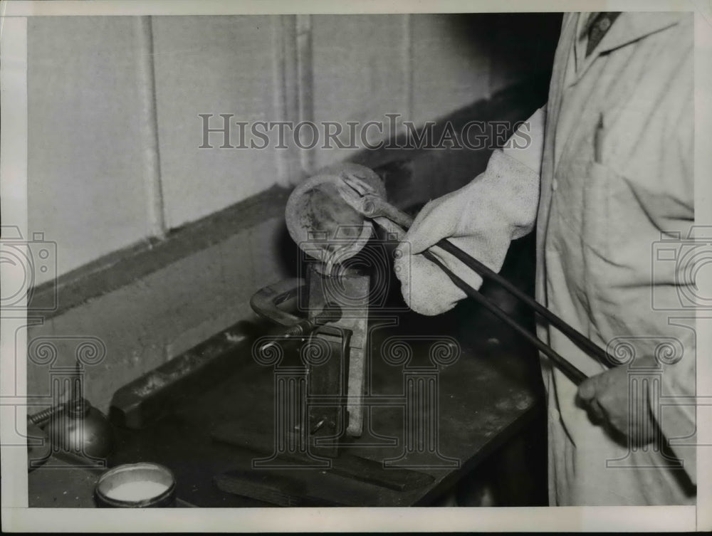 1937 Press Photo The Manufacturing of Edding Rings - nef40369