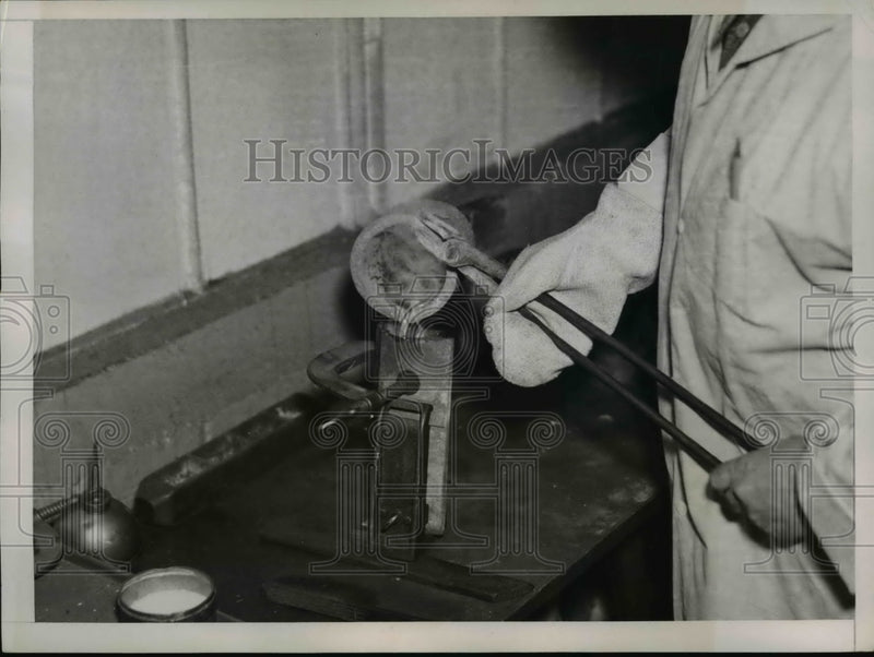 Load image into Gallery viewer, 1937 Press Photo The Manufacturing of Edding Rings - nef40369
