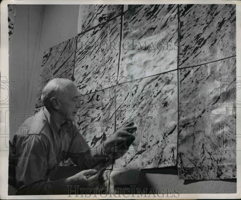 Load image into Gallery viewer, Press Photo Howard N Spence Has Mosaic of Vast Ore Field Tacked to a Wall
