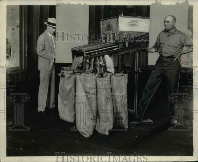 Load image into Gallery viewer, 1930 Press Photo Grating Pecans - nef40449
