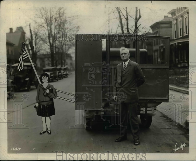 Load image into Gallery viewer, 1930 Press Photo Professor Grover Van Dugan of Indiana &amp; School Bus - nef40471
