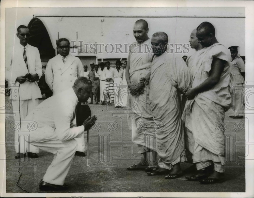 1955 Press Photo sir John Kotelawala w Buddhist Monks at Colombo Airport, Ceylon- Historic Images