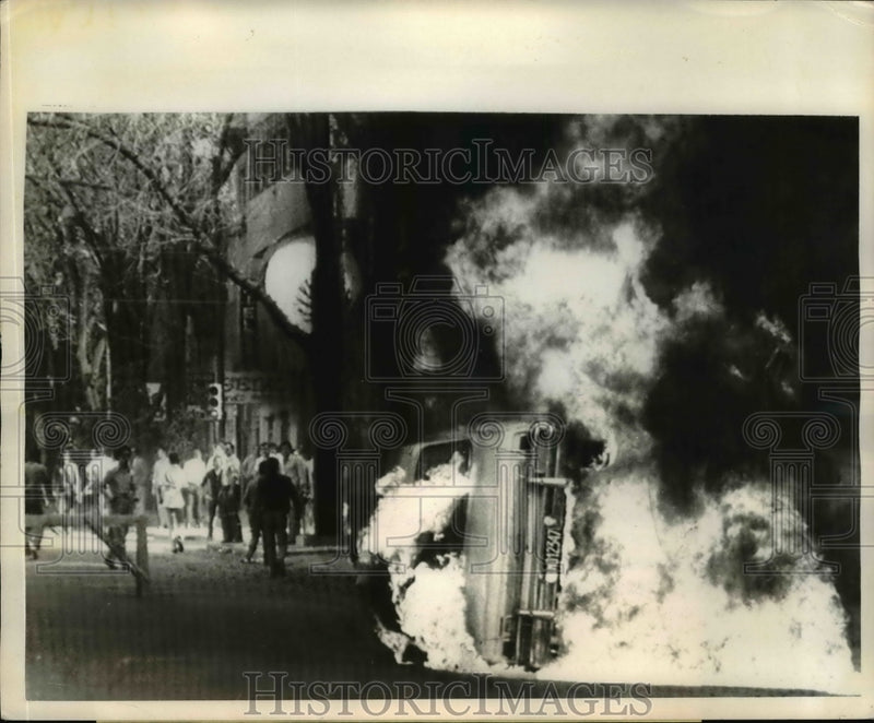 Load image into Gallery viewer, 1972 Press Photo Car on Fire During Riot, Mendoza, Argentina - nef40516
