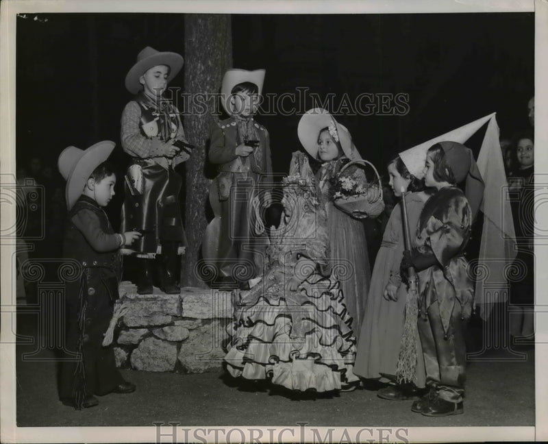 Load image into Gallery viewer, 1951 Press Photo child Italian Versions of American Cowboys at Rome Mardi Gras
