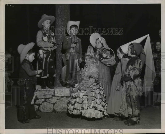 1951 Press Photo child Italian Versions of American Cowboys at Rome Mardi Gras