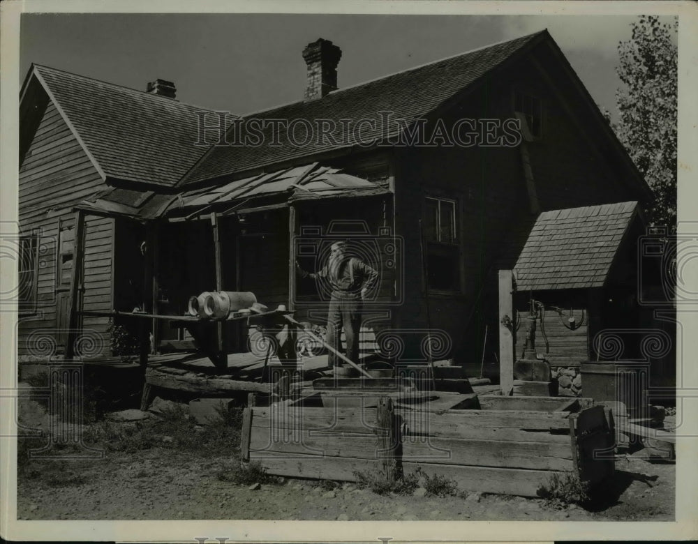 Press Photo Settler Valentine Rewers at Pulaski, wisconsin - nef40546