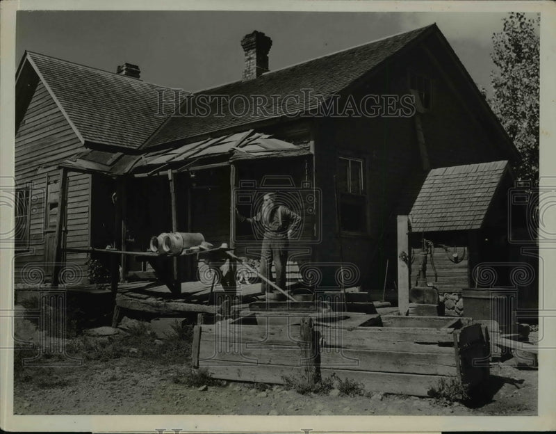Load image into Gallery viewer, Press Photo Settler Valentine Rewers at Pulaski, wisconsin - nef40546
