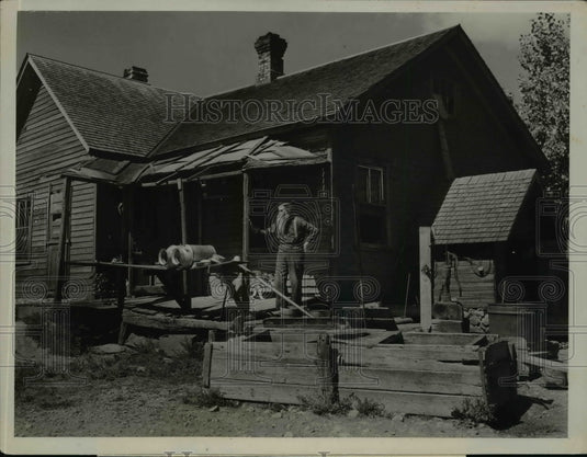 Press Photo Settler Valentine Rewers at Pulaski, wisconsin - nef40546