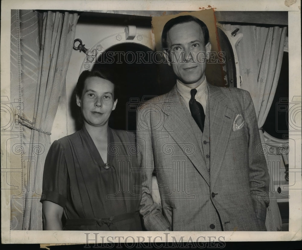 1948 Press Photo Dr. Vladimir Outrata & Wife Arriving in New York - nef40600
