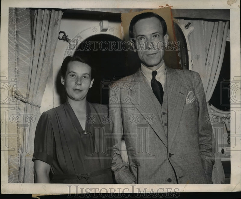 Load image into Gallery viewer, 1948 Press Photo Dr. Vladimir Outrata &amp; Wife Arriving in New York - nef40600
