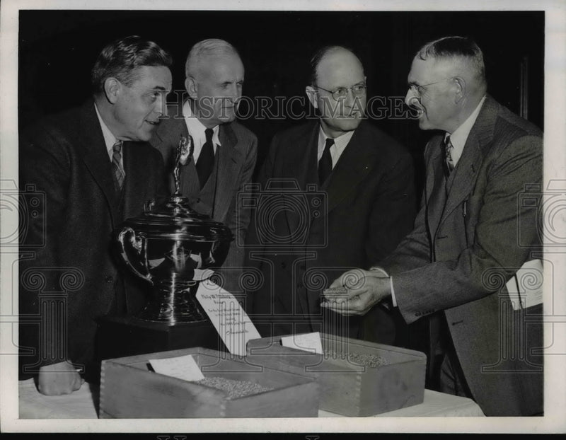 Load image into Gallery viewer, 1948 Press Photo Judges for Philip W. Pillsbury Award for Best Wheat, Chicago
