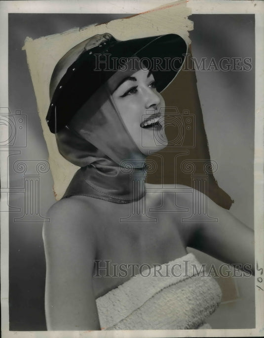 1950 Press Photo Sun Visor for Women Held in Place by Silk Scarf Solar Tie