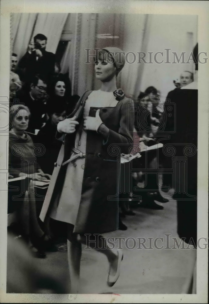 1966 Press Photo Model on runway in fashion show - nef40809
