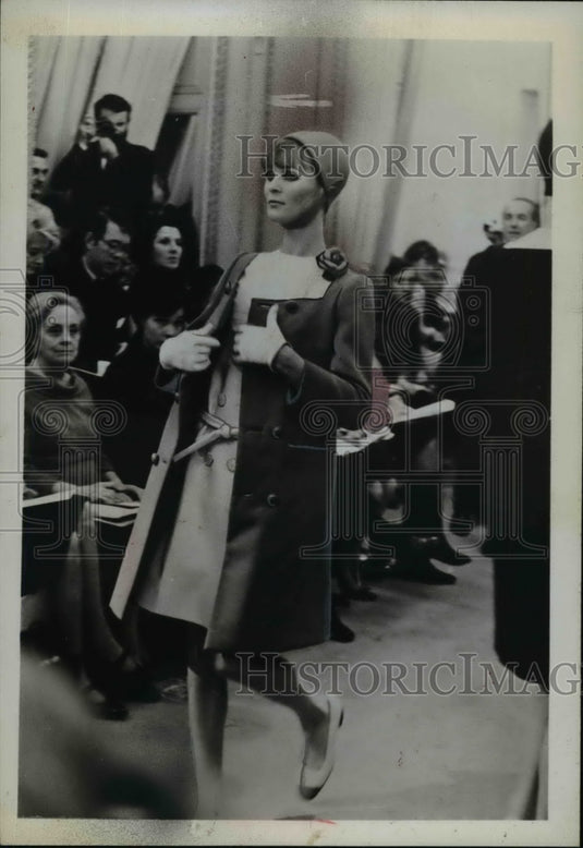 1966 Press Photo Model on runway in fashion show - nef40809