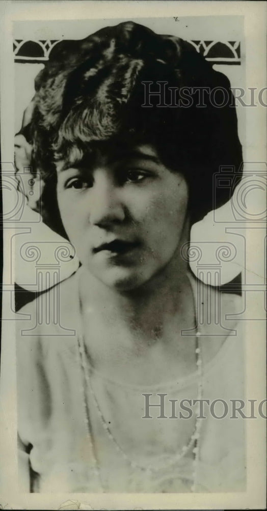 1926 Press Photo Mary Weity works after uncle disappears with family funds