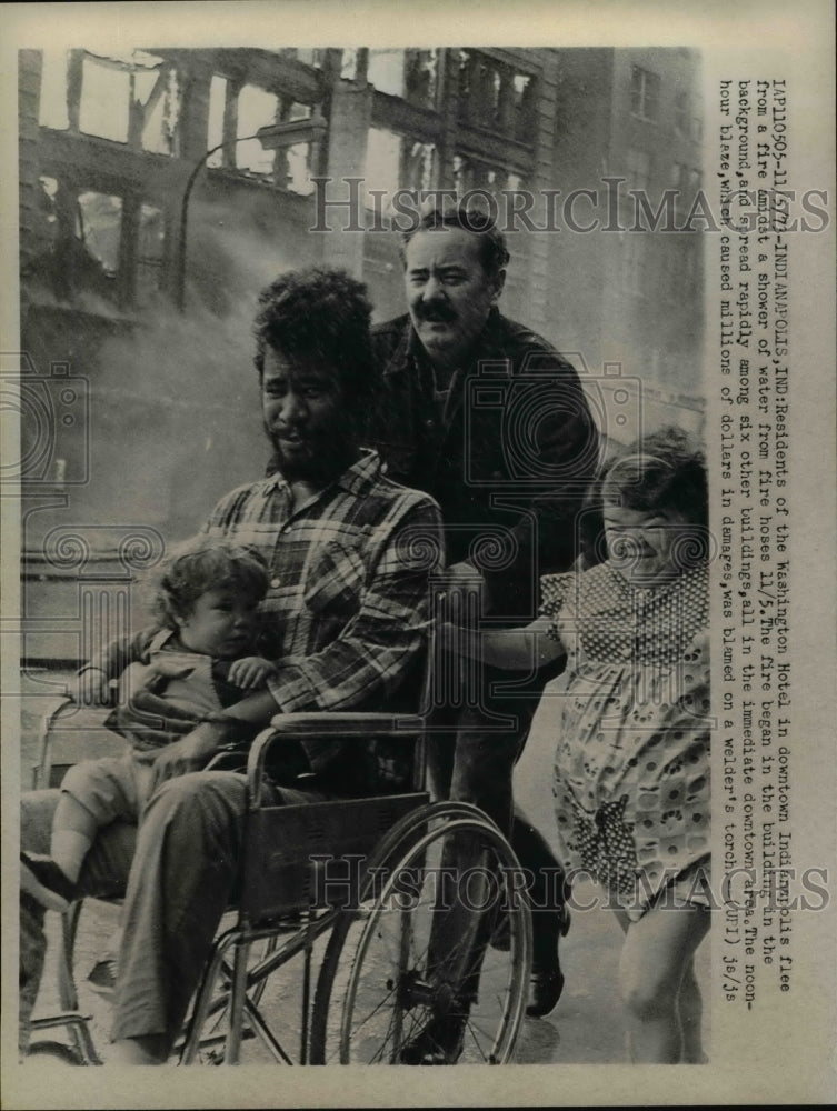 Load image into Gallery viewer, 1973 Press Photo Washington Hotel, Indianapolis Residents Flee Fire - nef40927
