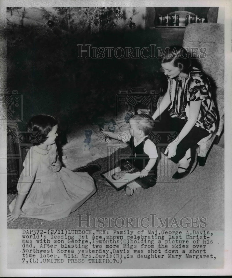 Load image into Gallery viewer, 1952 Press Photo Family of Major George Davis at Christmas before Shot Down
