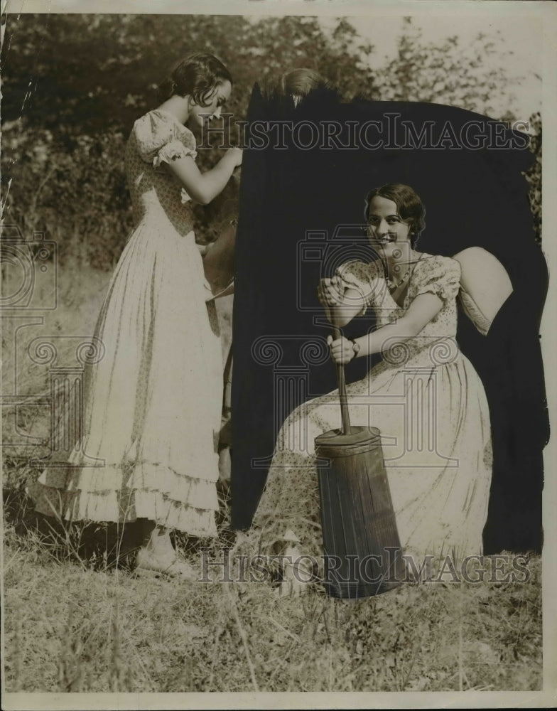 1931 Press Photo Women churning butter in the fields - nef41003