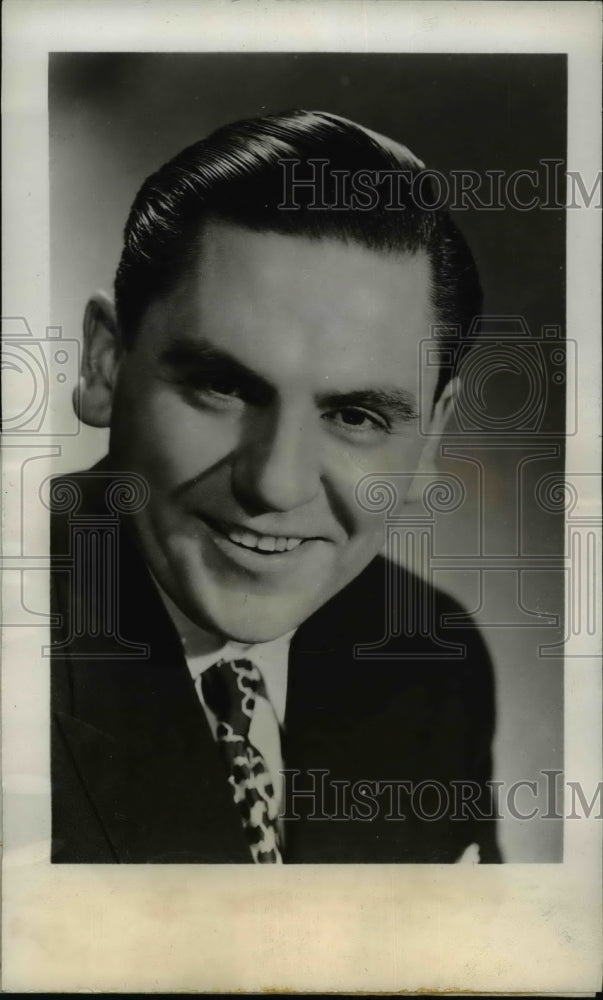 1945 Press Photo Bob Hawk Faster quipmaster of the CBS Comedy quiz - nef41042