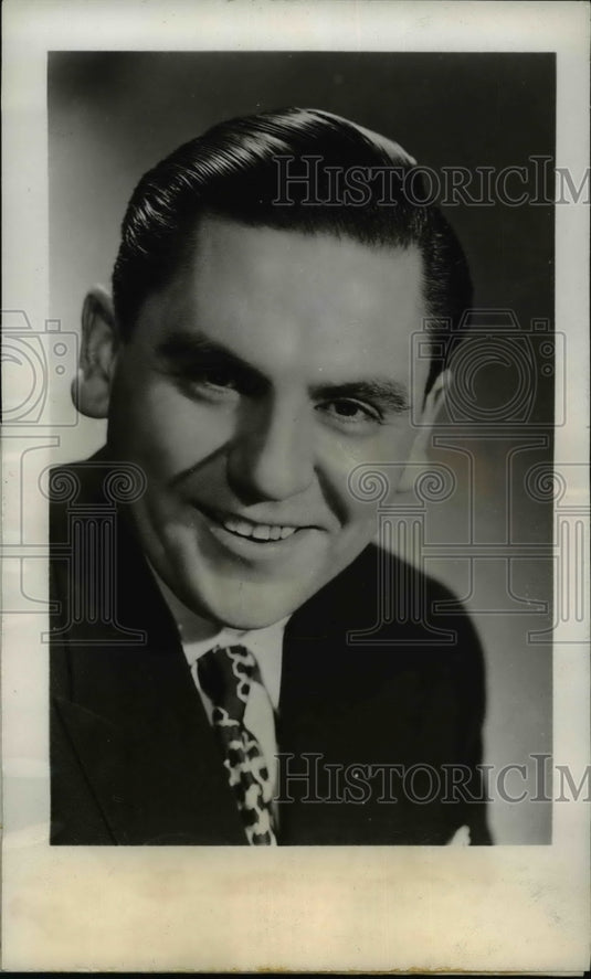 1945 Press Photo Bob Hawk Faster quipmaster of the CBS Comedy quiz - nef41042