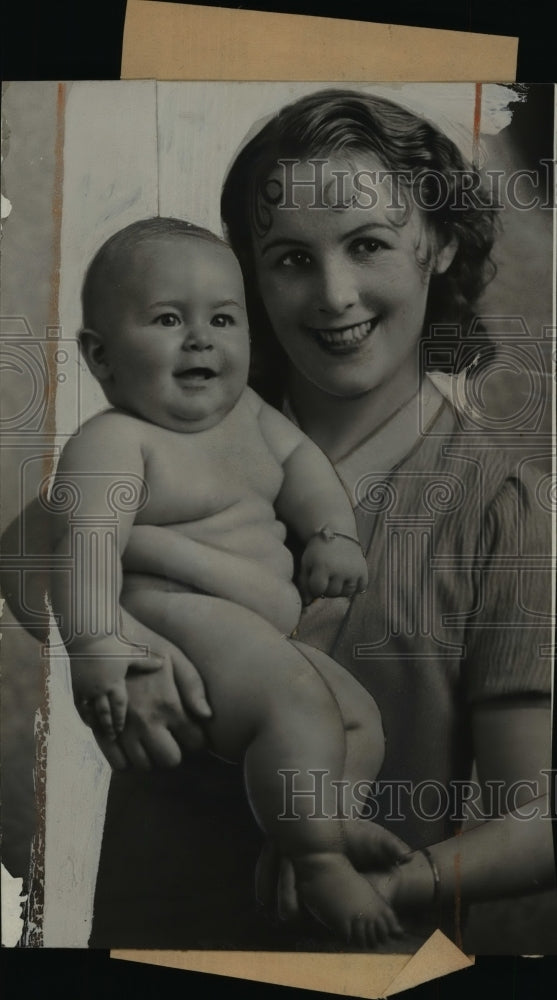 Load image into Gallery viewer, 1933 Press Photo Five Month Old Gerald Reynolds Weighs 26 Pounds 4 Ounces
