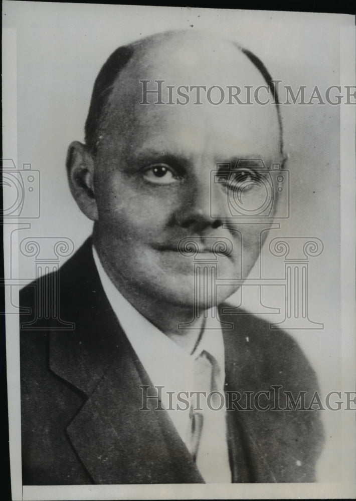1935 Press Photo Chester Shewalter Swings Hat Into the 1936 Presidential Ring