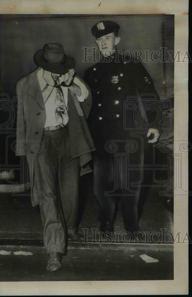1949 Press Photo Owen Wagner As He Leaves Police Station After Arrest in Holdup