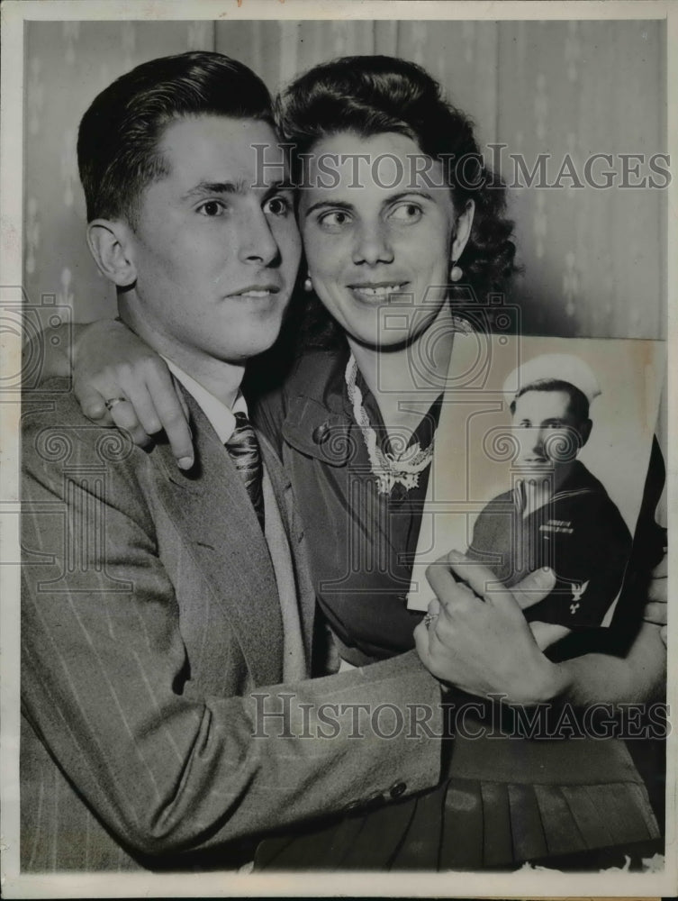 1947 Press Photo Julianne Toth, Andrew Loosmanday with His Picture, Chicago- Historic Images