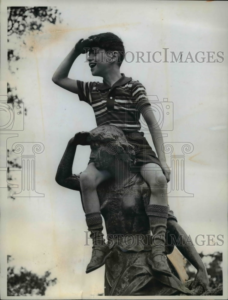 Load image into Gallery viewer, 1961 Press Photo Boy on Statue's Shoulders, London, England - nef41255
