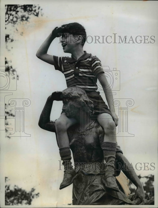 1961 Press Photo Boy on Statue's Shoulders, London, England - nef41255