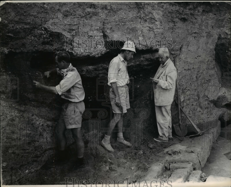 Load image into Gallery viewer, 1965 Press Photo Sir Ian Richmond, charles Daniels at Excavation of Germa, Libya
