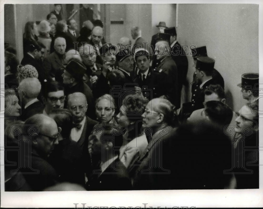 1968 Press Photo Police at Paris gold Market, France - nef41299