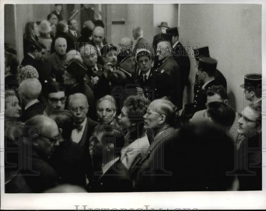 1968 Press Photo Police at Paris gold Market, France - nef41299
