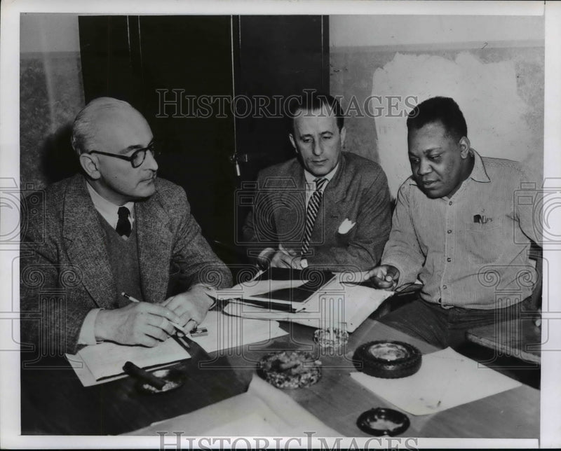 Load image into Gallery viewer, 1955 Press Photo Alderman, Irwin cohen, Claude Murphy in Joliet Prison Case
