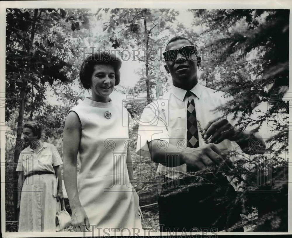 1968 Press Photo Mrs. Orville L. Freeman, Willie Mincey at National Arborteum