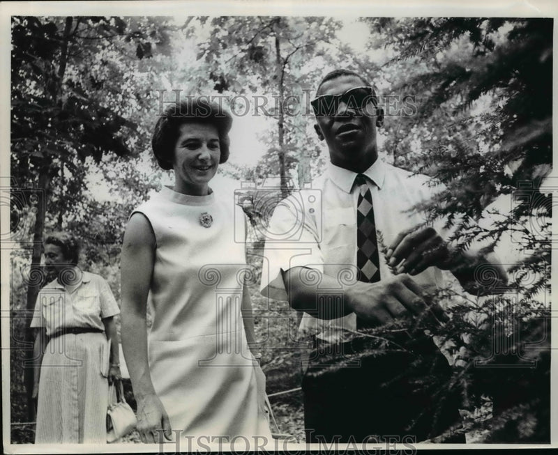 Load image into Gallery viewer, 1968 Press Photo Mrs. Orville L. Freeman, Willie Mincey at National Arborteum
