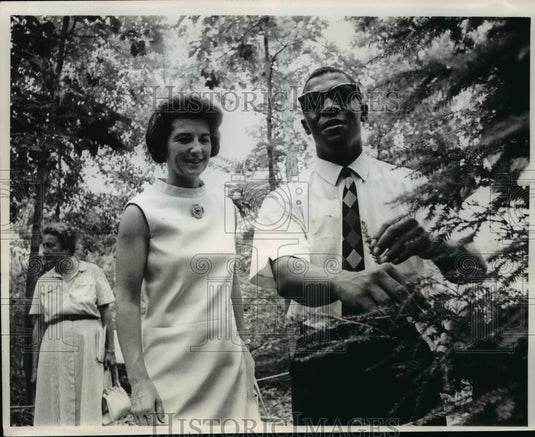 1968 Press Photo Mrs. Orville L. Freeman, Willie Mincey at National Arborteum
