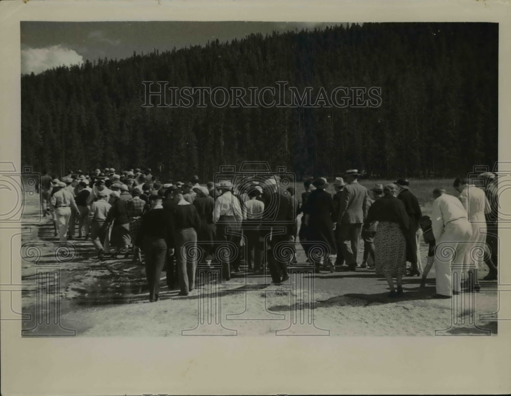 Press Photo Geyser Town Tourists at Yellowstone National Park - nef41318